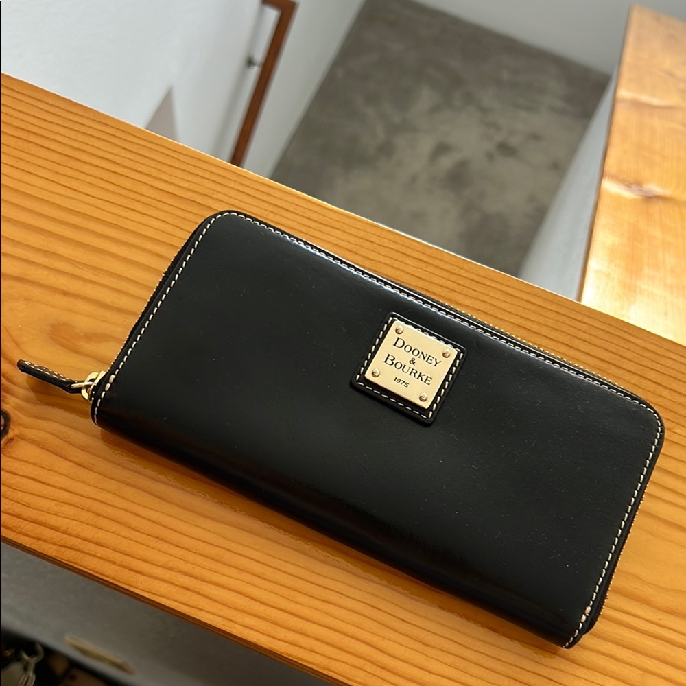 Dooney & Bourke styling Black zippered Wallet